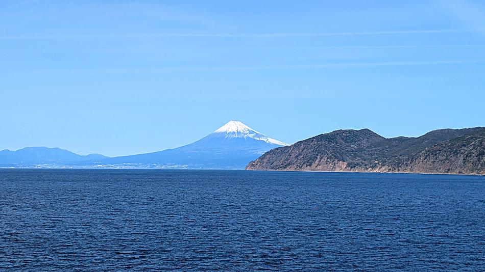 駿河湾越しに望む富士山