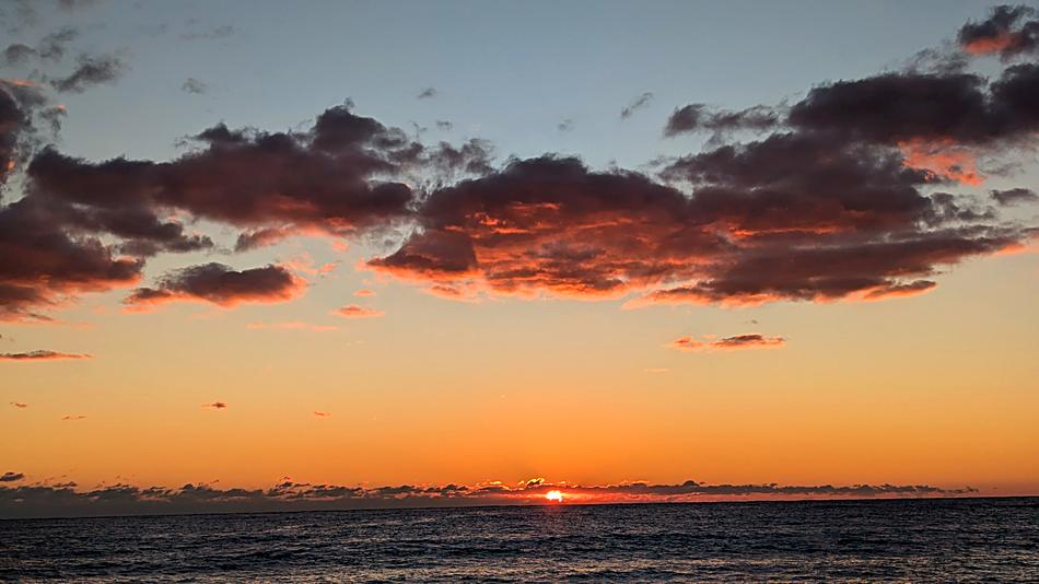 茜色に染まる夕空