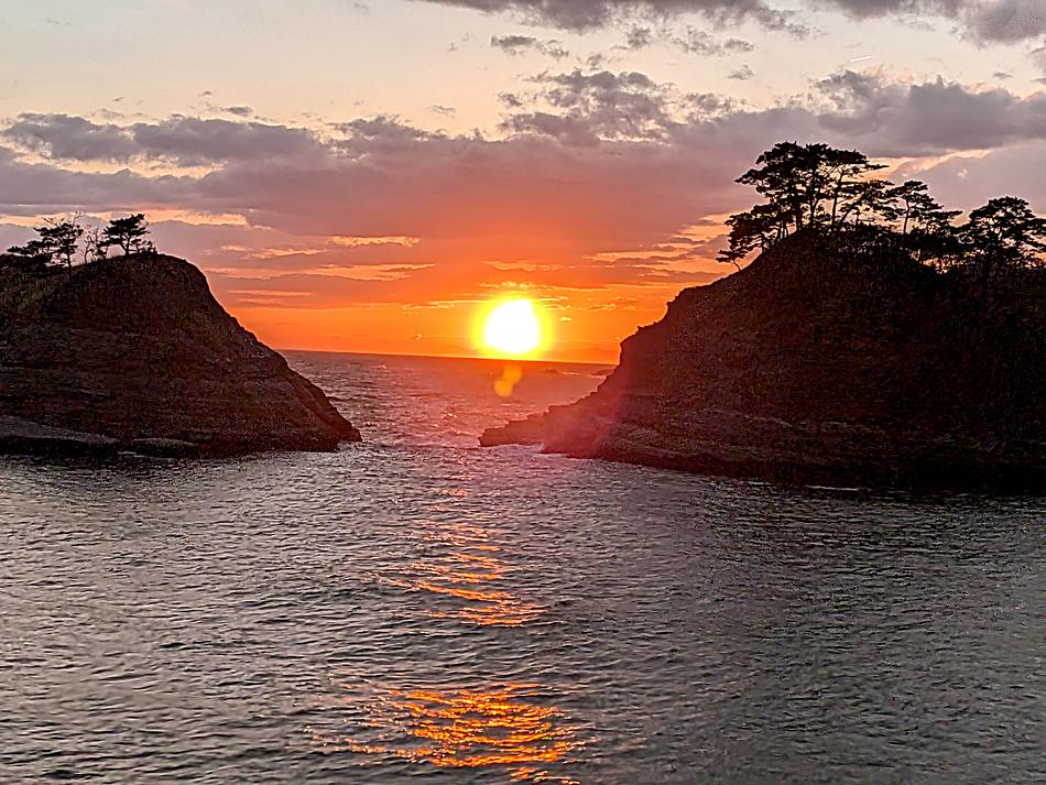 岩の間に沈む夕陽